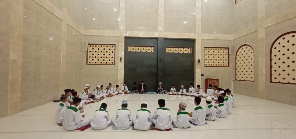 Doa bersama sekaligus yasinan dengan santri yatim dan santri penghafal Al-Qur'an Pesantren Al-Hilal ⁣⁣