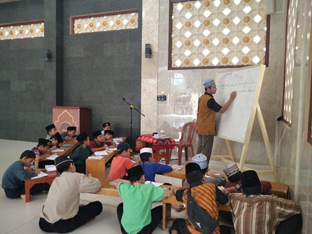 Potret Para Santri Yatim Al-Hilal Melakukan Pembelajaran Imla dan Fiqih