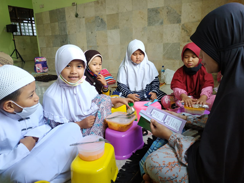 Anak Anak Yatim Bandung Belajar Adab Makan