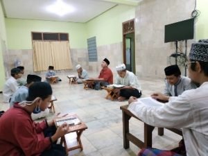 Program Wakaf Meja Quran Diterima Santri Pesantren al Hilal 3 Sarikaso