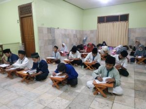 Program Wakaf Meja Quran Diterima Santri Pesantren al Hilal 3 Sarikaso