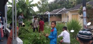 Pesantren al Hilal 4 Cirebon Selenggarakan Kerja Bakti di Sekitar Pondok