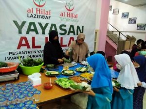Kegiatan Makan Bareng Santri Yatim Rumah Tahfidz al Hilal 6 CIsaranten