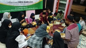 Buka Bersama Santri Yatim di Detik-Detik Penghujung Ramadhan