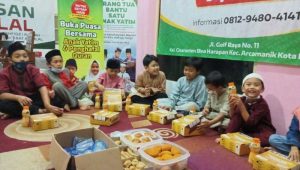 Buka Bersama Santri Yatim di Detik-Detik Penghujung Ramadhan