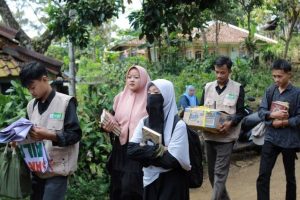 Komunitas Sahabat Al Hilal Sukabumi Salurkan Wakaf Quran Lailatul Qadr