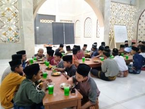Hidangan Puasa Sunnah Dinikmati Santri Yatim & Penghafal Quran