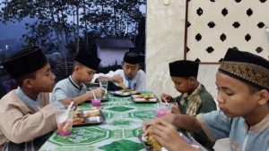 Hangatnya Buka Puasa Sunnah Senin Kembali Dirasakan Santri