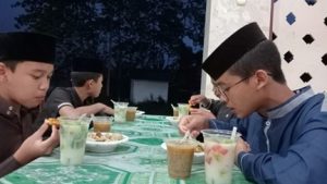 Hangatnya Buka Puasa Sunnah Santri Yatim Penghafal Quran