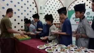 Hangatnya Buka Puasa Sunnah Santri Yatim Penghafal Quran