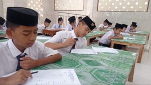 Hari Pertama Ujian Tulis Kepesantrenan, Intip Keseriusan Santri