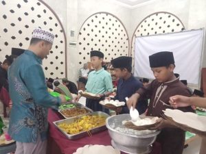 Indahnya Suasana Buka Puasa Sunnah Santri Pesantren Al Hilal