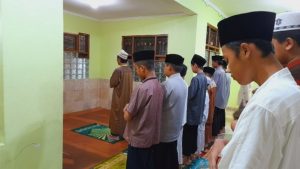 Kegiatan Santri Pesantren Al Hilal 3 Gerlong Saat Gerhana Bulan