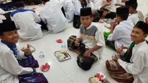 Makan Bersama Santri Yatim Penghafal Al Quran Al Hilal 1 Cililin