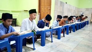 Seriusnya Santri Pesantren Al Hilal 3 Gegerkalong Belajar