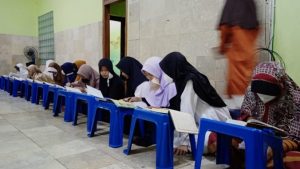 Seriusnya Santri Pesantren Al Hilal 3 Gegerkalong Belajar