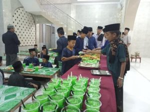 Serunya Buka Puasa Sunnah Santri Pesantren Al Hilal 1 Cililin