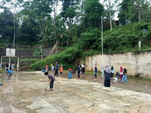 Jumat Bersih ala Santri TPA Al Hilal 1 Cililin