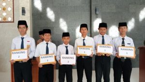 Pembagian Raport Santri Pesantren Al Hilal 1 Cililin