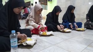 Intip Kembali Hangatnya Suasana Buka Puasa Sunnah Santri