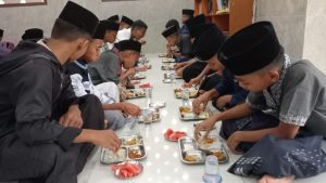 Nikmatnya Santap Bersama “Nasi Berkah” Bareng Santri Al Hilal 1