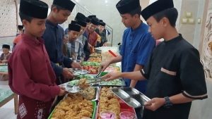 Buka Puasa Bersama Kembali Dinikmati Santri Pesantren Al Hilal