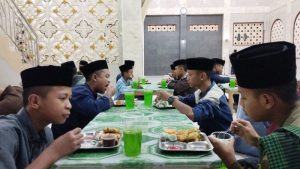 Hangatnya Buka Puasa Sunnah Bersama Santri Yatim