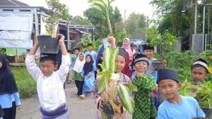 Santri Al Hilal 4 Lakukan Tren Clean & Tanam 1000 Tanaman Hias