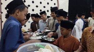 Buka Puasa Bersama Santri Pesantren Al Hilal 1 Cililin Hari Ke-7