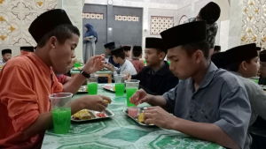 Hangatnya Buka Puasa Bersama Santri Yatim & Penghafal Quran