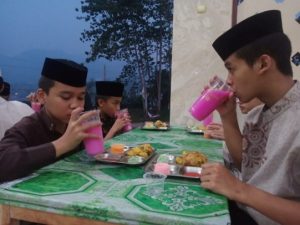 Kegiatan Buka Puasa Santri Pesantren Al Hilal 1 Cililin