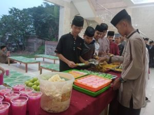 Kegiatan Buka Puasa Santri Pesantren Al Hilal 1 Cililin