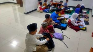 Mengaji Dan Mewarnai Bersama Adik-Adik Pesantren Al Hilal 2