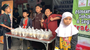 Semangat Berbagi Takjil Buka Puasa di Ramadhan Ke-Delapan