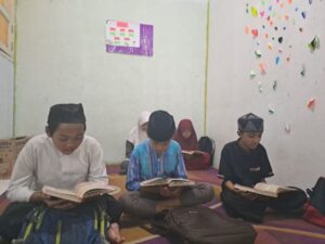 Menutup Kegiatannya dengan Sholat Berjamaah di Pondok