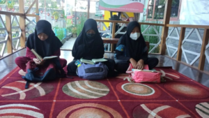 Suasana Belajar Santri Rumah Tahfidz Al Hilal 5 Pasir Biru