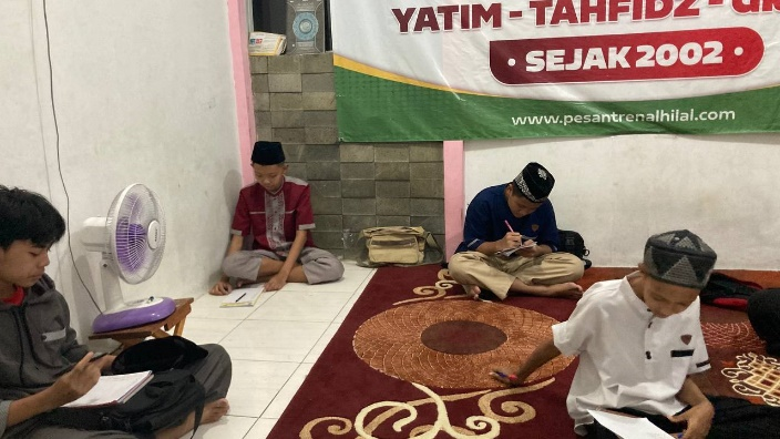 Pesantren al Hilal - Yatim, Tahfidz, Gratis