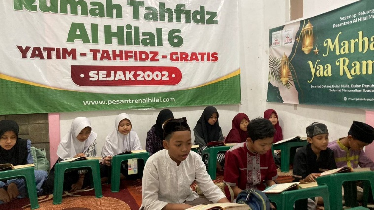 Bersama Ustadz Aqil dan Ustadz Aziz, Santri Rumah Tahfidz Al Hilal 6 Cisaranten Kembali Melaksanakan Kegiatan Belajarnya