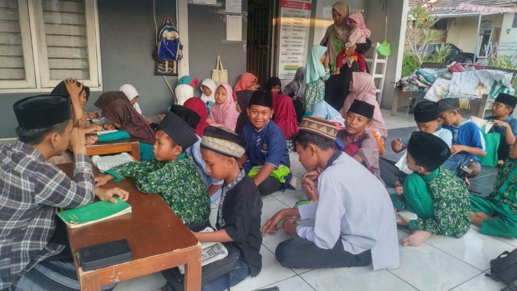 Santri Rumah Tahfidz Al Hilal 4 Cirebon Tetap Semangat dalam Rutinitas Belajar