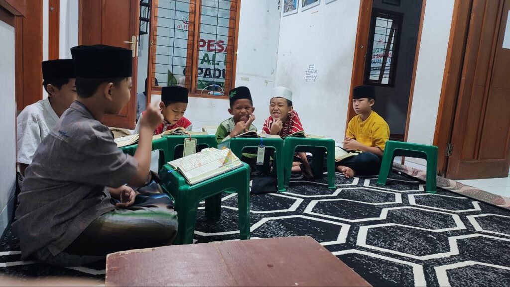 Semangat Belajar di Al Hilal 7 Cipadung Wetan, dari Membaca Iqra Hingga Sholat Berjamaah!