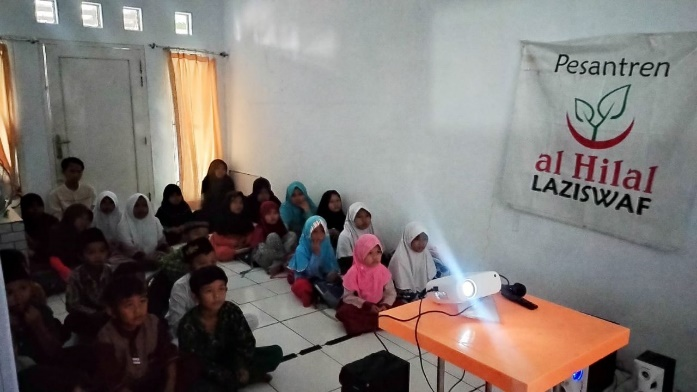 Nonton Bareng Film Edukasi Santri Rumah Tahfidz Al Hilal 4 Cirebon