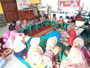 Sesi Pembelajaran Pertama Kelas Iqro Santri Rumah Tahfidz Al Hilal 5 Pasir Biru