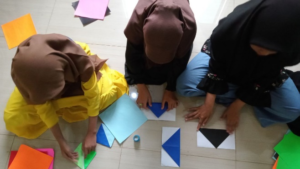 Belajar Membuat Tempat Pensil dari Kertas Origami Bersama Santri TPA Al Hilal 1 Cililin!