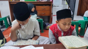 Santri Pesantren Al Hilal 7 Cipadung Wetan Istiqomah Menutup Kegiatan Belajar dengan Menunaikan Shalat Berjamaah