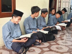 Menumbuhkan Minat Membaca Santri Melalui Program "Pojok Baca"