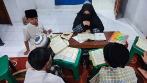 Bersama Guru Hebatnya, Inilah Potret Rutinitas Belajar Santri Pesantren Al Hilal 7 Cipadung Wetan