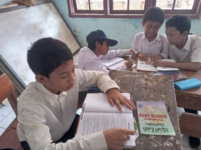 Suasana Belajar Santri Yatim Penghafal Quran Pesantren Al Hilal 1 Cililin di Kelas