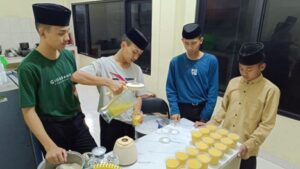 Panen Mangga! Yuk Intip Kegiatan Santri Saat Membuat dan Menyiapkan Jus Mangga di Pondok