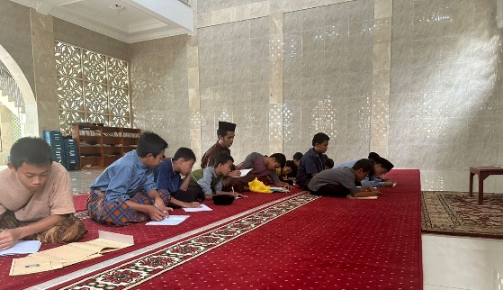 Dibuka dengan Kegiatan Belajar di Sekolah, Dilanjutkan dengan Kajian Kitab Kuning di Masjid Marwah! Inilah Kegiatan Santri Yatim Penghafal Quran Pesantren Al Hilal 1 Cililin Bersama Asatidznya