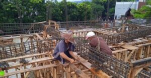 Pembuatan Papan Bekisting Untuk Balok Lantai 3 Masjid dan Pesantren Al Hilal Cibiru Mulai Berjalan!